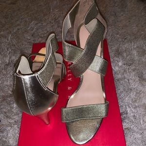 Ladies Gold metallic heels. Good condition!